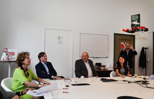 Nederland, Delft, 28 juni 2016
Neelie Kroes, Special Envoy van StartupDelta, heeft vandaag een
werkbezoek gebracht aan RoboValley, een samenwerkingsverband van robotica
start-ups, ondernemers en meer dan 170 wetenschappelijke onderzoekers van
TU Delft Robotics Institute. Zij besprak er onder meer hoe ondernemerschap
wordt gestimuleerd via de diverse onderwijsprogrammaÕs en ontving het boek
ÔRobotics for Future PresidentsÕ uit handen van een vliegende robot, een drone.
Foto: (c) Michiel Wijnbergh