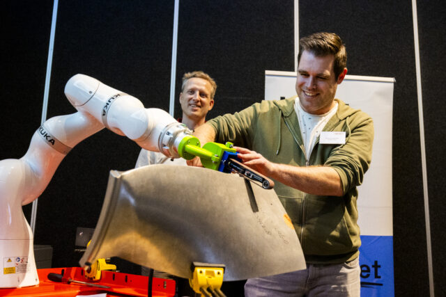 Ondernemer test cobot tijdens live-demo