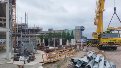 Bedrijfsbezoek op een bouwplaats