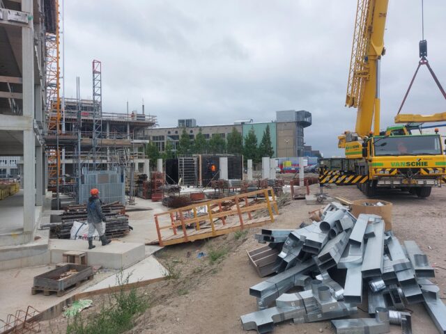 Bedrijfsbezoek op een bouwplaats